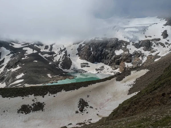 Vista de verano del glaciar Sulzenauferner y el lago glacial de color turquesa y la cascada de hielo derretido. Stubai Alps, Austria — Foto de Stock