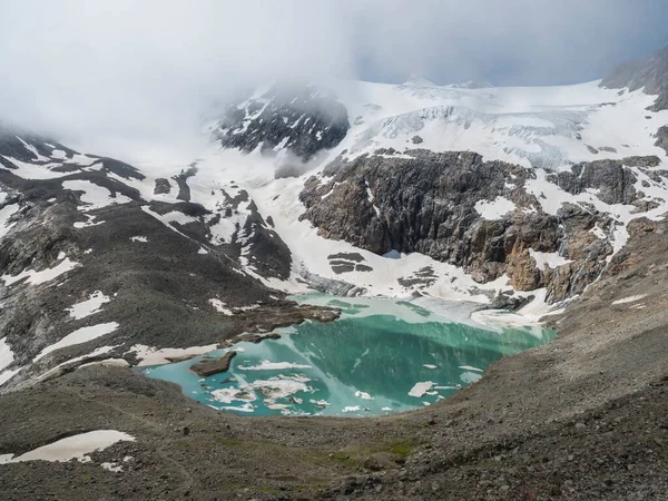 Vista de verano del glaciar Sulzenauferner y el lago glacial de color turquesa y la cascada de hielo derretido. Stubai Alps, Austria —  Fotos de Stock