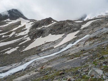 Vahşi nehir manzarası, sulzenauferner buzulunun eriyen buzundan gelen şelale bulutlu bir yaz günü. Tyrol, Stubai Alpleri, Avusturya