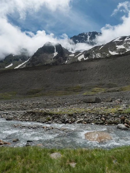 Karla kaplı dağ tepeleri ve vahşi nehir akıntısı olan dağlık arazi manzarası. Tyrol, Stubai Alpleri, Avusturya — Stok fotoğraf