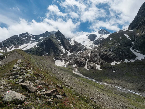 Sommer-Ansicht der alpinen Landschaft mit schneebedeckten Berggipfeln und gewundenen Freigerbach. Tirol, Stubaier Alpen, Österreich — Stockfoto