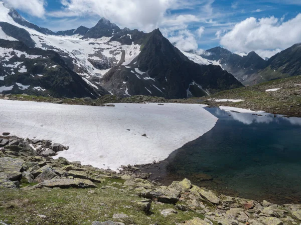 Hermoso lago glacial con manantiales de hielo derretido glaciar con picos de montaña nevados agudos que reflejan en la superficie del agua. Tirol, Alpes Stubai, Austria, día soleado de verano —  Fotos de Stock