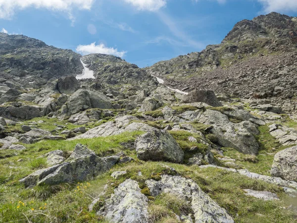 Vista sul pendio della cresta di montagna in sella Niederl a Stubai sentiero escursionistico, Stubai Hohenweg, Estate roccioso paesaggio alpino del Tirolo, Alpi dello Stubai, Austria — Foto Stock