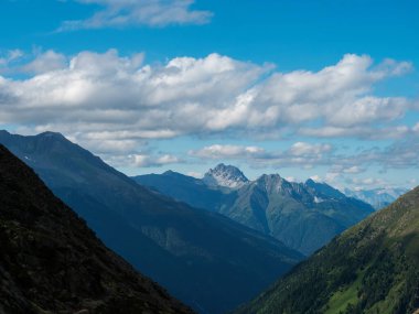 Nurnberger Hutte dağ kulübesinde Stubai yürüyüş parkurunda keskin dağ tepeleri, Stubai Hohenweg, Tyrol, Stubai Alpleri, Avusturya 'nın yaz kayalık alp manzarası