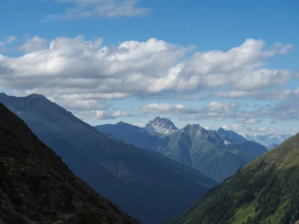 Vista desde Nurnberger Hutte cabaña de montaña en el valle con picos de montaña en Stubai sendero de senderismo, Stubai Hohenweg, Verano rocoso paisaje alpino del Tirol, Alpes Stubai, Austria —  Fotos de Stock