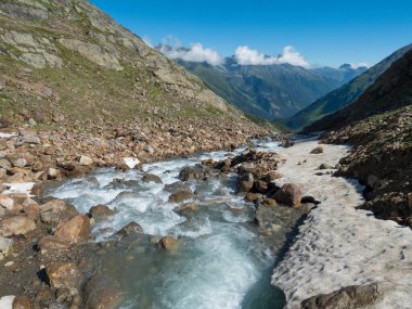 Stubai yürüyüş parkurundaki yeşil dağlık vadideki vahşi bahar deresi manzarası, Stubai Hohenweg, Tyrol, Stubai Alpleri, Avusturya