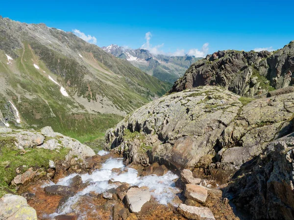 Vista del arroyo salvaje de primavera en el verde valle alpino de la montaña en el sendero Stubai, Stubai Hohenweg, Verano paisaje rocoso del Tirol, Alpes Stubai, Austria —  Fotos de Stock