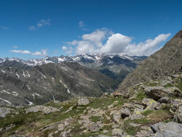 Widok na szczyty górskie i zaśnieżone na szlaku turystycznym Stubai, Stubai Hohenweg, Letni skalisty krajobraz górski Tyrolu, Alpy Stubai, Austria — Zdjęcie stockowe