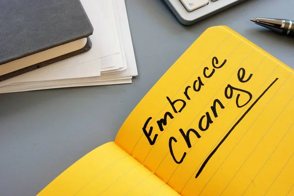 Embrace Change metnini gösteren not yazma — Stok fotoğraf