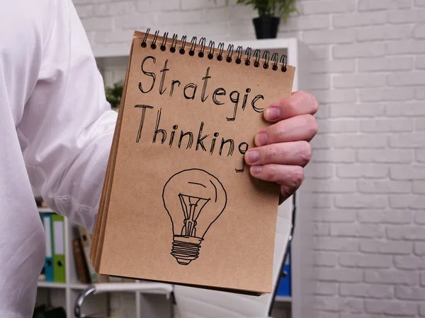 Strategiczne Myślenie Jest Pokazane Konceptualnym Zdjęciu Biznesowym — Zdjęcie stockowe