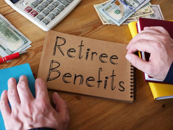 Benefícios do Retiree é mostrado na foto de negócio conceitual — Fotografia de Stock