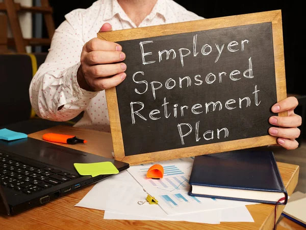 Спонсируемый работодателем пенсионный план показан на концептуальном бизнес-фото — стоковое фото