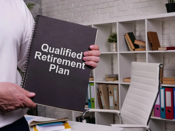 Plano de aposentadoria qualificado é mostrado na foto de negócio conceitual — Fotografia de Stock