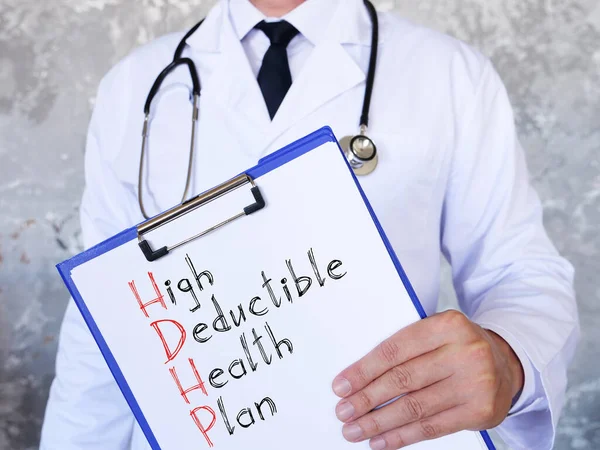 План високої дедуктивності здоров'я HDHP показаний на концептуальній бізнес-фотографії. — стокове фото