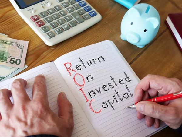 Rendement van Invested Capital ROIC wordt weergegeven op de conceptuele bedrijfsfoto — Stockfoto