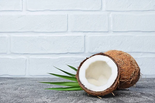 Gesunde Ernährung Frische Kokosnuss Mit Grünen Palmblättern Auf Grauem Betongrund — Stockfoto