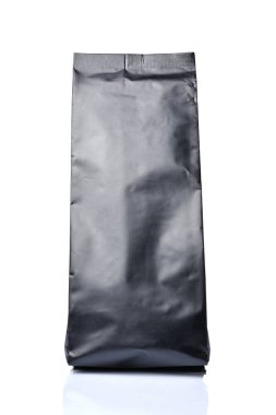 Mock-up boş siyah folyo kahve ya da çay poşeti beyaz arka plan üzerinde izole