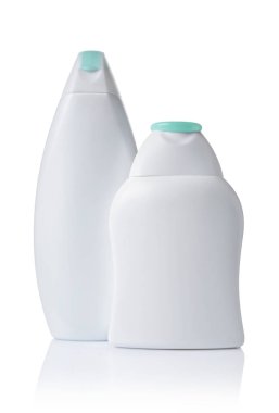 Boş beyaz mockup plastik şişe beyaz arka plan üzerinde izole kozmetik ürünleri
