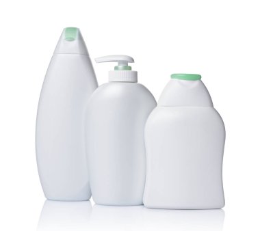 Boş beyaz mockup dağıtıcı ve beyaz arka plan üzerinde izole yeşil kapakları ile kozmetik ürünleri plastik şişe