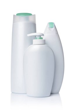 Boş beyaz mockup dağıtıcı ve beyaz arka plan üzerinde izole yeşil kapakları ile kozmetik ürünleri plastik şişe