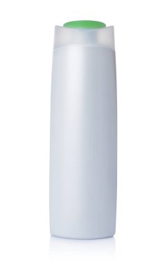 Boş beyaz mockup kozmetik ürün beyaz arka plan üzerinde izole yeşil kapaklı plastik şişe