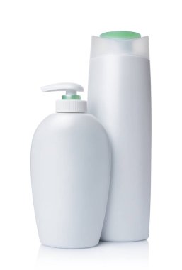 Boş beyaz mockup dağıtıcı ve kozmetik ürünleri beyaz arka plan üzerinde izole yeşil kapaklı plastik şişe