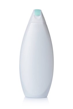 Beyaz arka plan üzerinde izole kozmetik ürün boş beyaz mockup plastik şişe