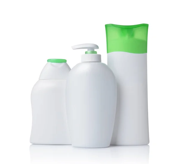 空白の白いモックアップ ディスペンサーと白い背景に分離された緑の蓋と化粧品のプラスチックびん — ストック写真