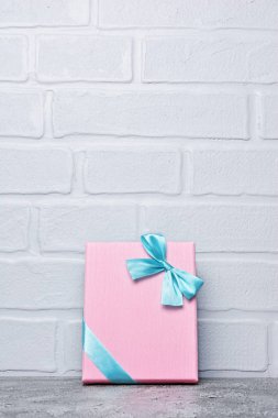 Mavi saten yay ve kopya alanı olan tek pembe klasik hediye kutusu