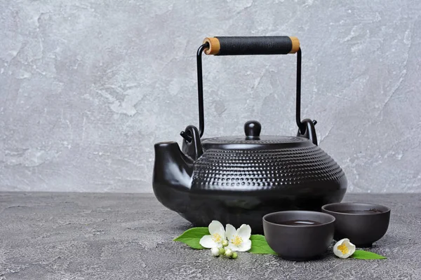 Asian Black Traditional Teapot Teacups Green Jasmine Tea Gray Concrete — Stock Photo, Image