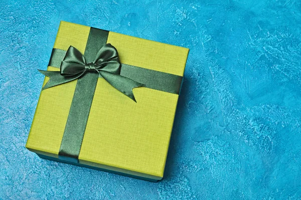 Green Classic Square Gift Box Satin Bow Bright Blue Concrete — Stock Photo, Image
