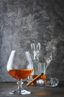 Kül tablası gri beton zemin üzerine yasaktır puro ile güçlü alkollü içki konyak sniffer cam ve sürahi