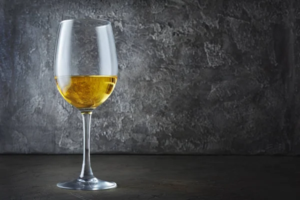 Γυαλί Λευκό Κρασί Για Γευσιγνωσία Στο Σκοτεινό Κελάρι Γκρίζο Φόντο — Φωτογραφία Αρχείου