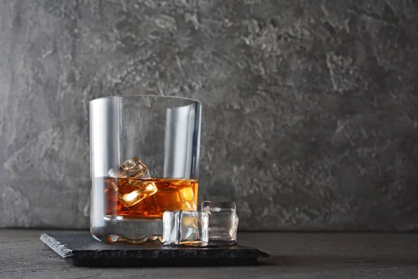 Băutură Alcoolică Puternică Whisky Scotch Cub Gheață Sticlă Modă Veche — Fotografie, imagine de stoc