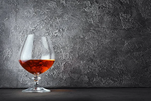 Δυνατό Αλκοολούχο Ποτό Κονιάκ Στο Sniffer Γυαλί Αντίγραφο Χώρου Γκρίζο — Φωτογραφία Αρχείου