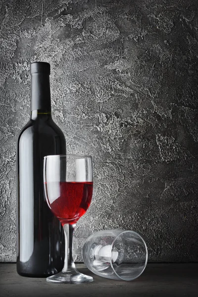 Rode Wijnfles Glazen Voor Wijnproeven Kelder Donker Grijs Beton Achtergrond — Stockfoto