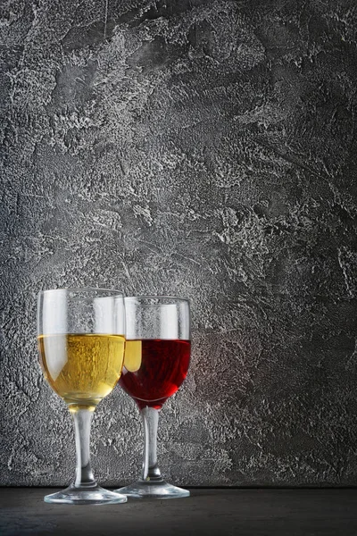 Par Copas Con Vino Tinto Blanco Para Degustar Bodega Oscura — Foto de Stock