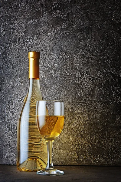 Vitt Vin Flaska Och Glas För Provsmakning Mörka Källare Grå — Stockfoto