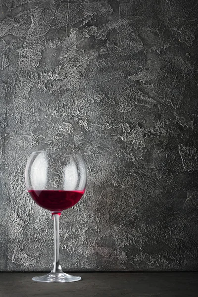 Gri Beton Zemin Üzerine Koyu Mahzende Tatmak Için Kırmızı Şarap — Stok fotoğraf