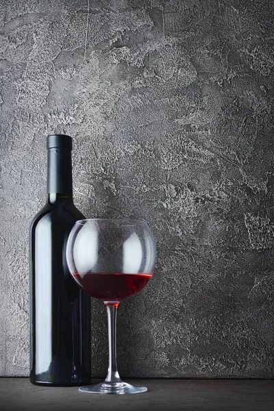 Rode Wijn Fles Glas Voor Wijnproeven Kelder Grijze Concrete Achtergrond — Stockfoto