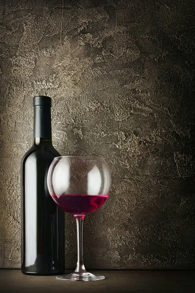 Rode Wijn Fles Glas Voor Wijnproeven Kelder Donker Grijs Beton — Stockfoto