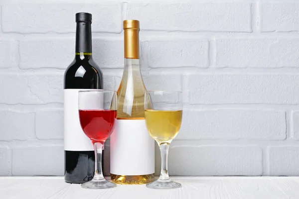 Bottiglie Vino Rosso Bianco Con Etichette Vuote Bicchieri Degustazione Sfondo — Foto Stock