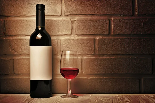 Rode Wijn Fles Met Lege Label Glas Voor Wijnproeven Kelder — Stockfoto