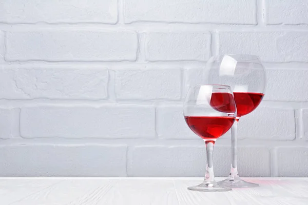 Coppia Bicchieri Con Vino Rosso Degustazione Sfondo Grigio Muro Mattoni — Foto Stock