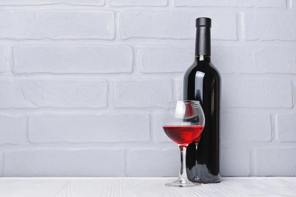 Bottiglia Vino Rosso Vetro Degustazione Con Spazio Copia Sfondo Grigio — Foto Stock