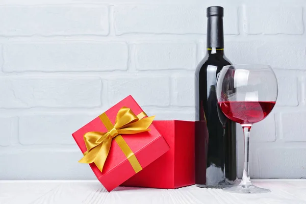 Glas Met Rode Wijn Voor Proeven Gift Box Voor Romantische — Stockfoto