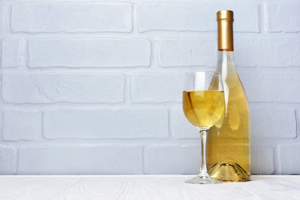 Witte Wijn Fles Glas Voor Proeverij Grijze Bakstenen Muur Achtergrond — Stockfoto