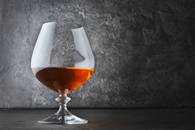 Güçlü alkollü içki konyak gri beton zemin üzerine tatmak sniffer cam
