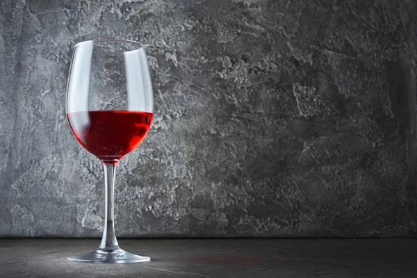 Enda Glas Rödvin För Provsmakning Mörka Källare Med Kopia Utrymme — Stockfoto