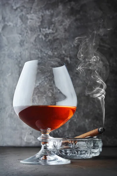 Κονιάκ Δυνατό Αλκοολούχο Ποτό Sniffer Γυαλί Κάπνισμα Πούρων Κρυστάλλινα Σταχτοδοχεία — Φωτογραφία Αρχείου